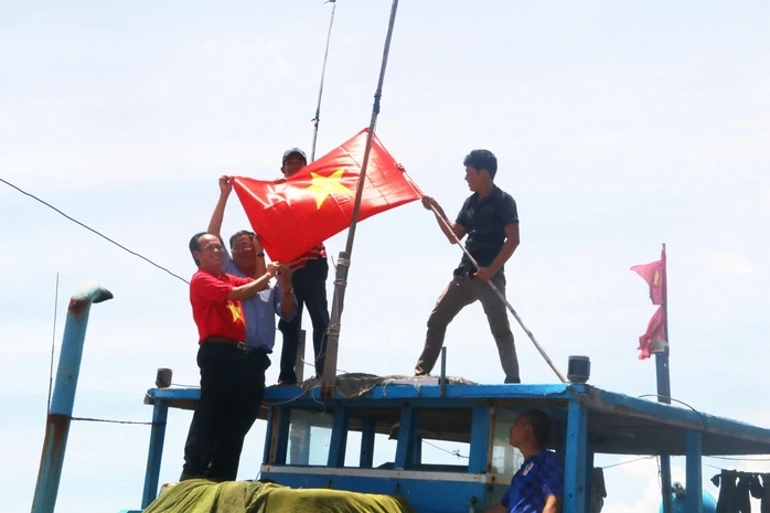 Tự hào cờ Tổ quốc trong lòng ngư dân khánh hòa 7 năm qua Tự hào cờ Tổ quốc trong lòng ngư dân khánh hòa 7 năm qua