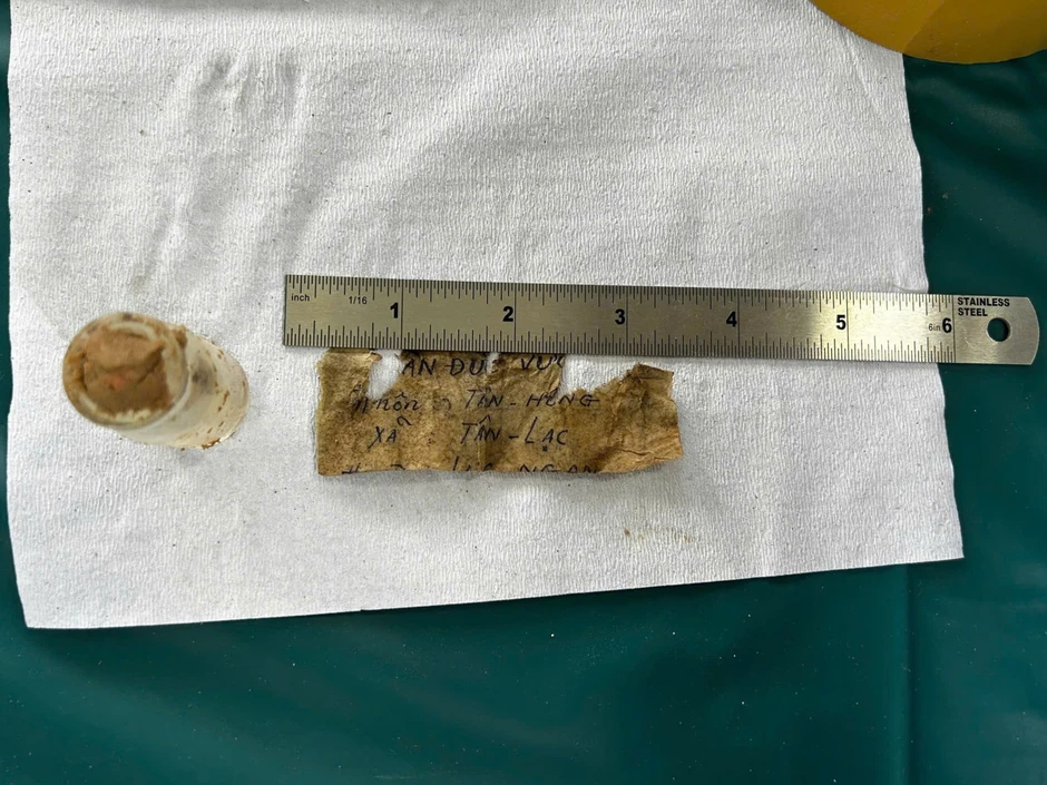 Từ mảnh giấy trong lọ penicillin, xác định được danh tính liệt sĩ sau hơn 50 năm Từ mảnh giấy trong lọ penicillin, xác định được danh tính liệt sĩ sau hơn 50 năm