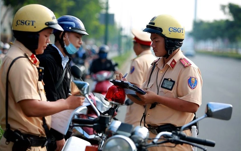 Từ ngày mai, 4 lỗi vi phạm giao thông tăng mức xử phạt tại Hà Nội, người dân chú ý Từ ngày mai, 4 lỗi vi phạm giao thông tăng mức xử phạt tại Hà Nội, người dân chú ý