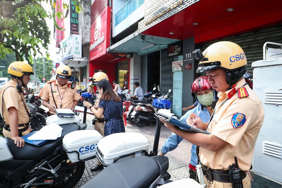 Từ ngày mai, nếu gặp cảnh vượt đèn đỏ, lạng lách... có thể phản ánh lên VNeID Từ ngày mai, nếu gặp cảnh vượt đèn đỏ, lạng lách... có thể phản ánh lên VNeID