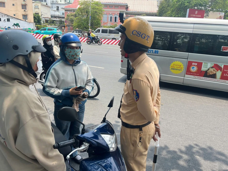 Từ ngày mai, nếu gặp cảnh vượt đèn đỏ, lạng lách... có thể phản ánh lên VNeID Từ ngày mai, nếu gặp cảnh vượt đèn đỏ, lạng lách... có thể phản ánh lên VNeID