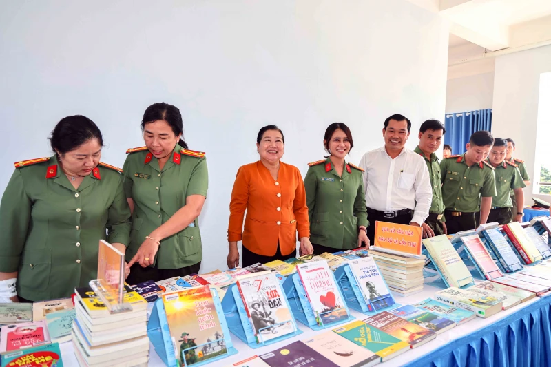 Tủ sách hướng thiện - cầu nối hoàn lương cho những con người lầm lỡ Tủ sách hướng thiện - cầu nối hoàn lương cho những con người lầm lỡ