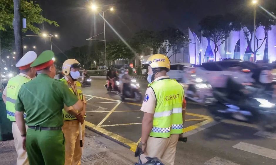 Tuần tra xuyên đêm, Công an Đà Nẵng phát hiện nhiều thanh thiếu niên tụ tập, mang hung khí Tuần tra xuyên đêm, Công an Đà Nẵng phát hiện nhiều thanh thiếu niên tụ tập, mang hung khí