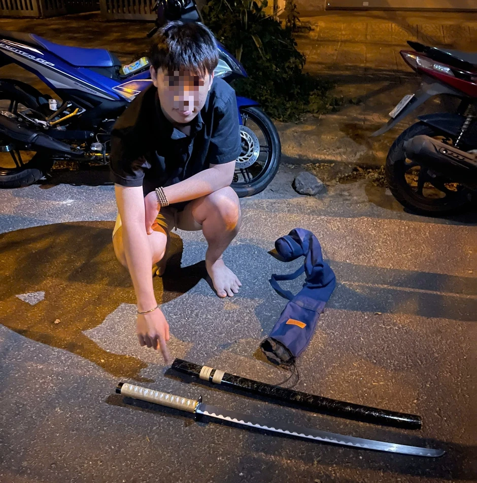Tuần tra xuyên đêm, Công an Đà Nẵng phát hiện nhiều thanh thiếu niên tụ tập, mang hung khí Tuần tra xuyên đêm, Công an Đà Nẵng phát hiện nhiều thanh thiếu niên tụ tập, mang hung khí