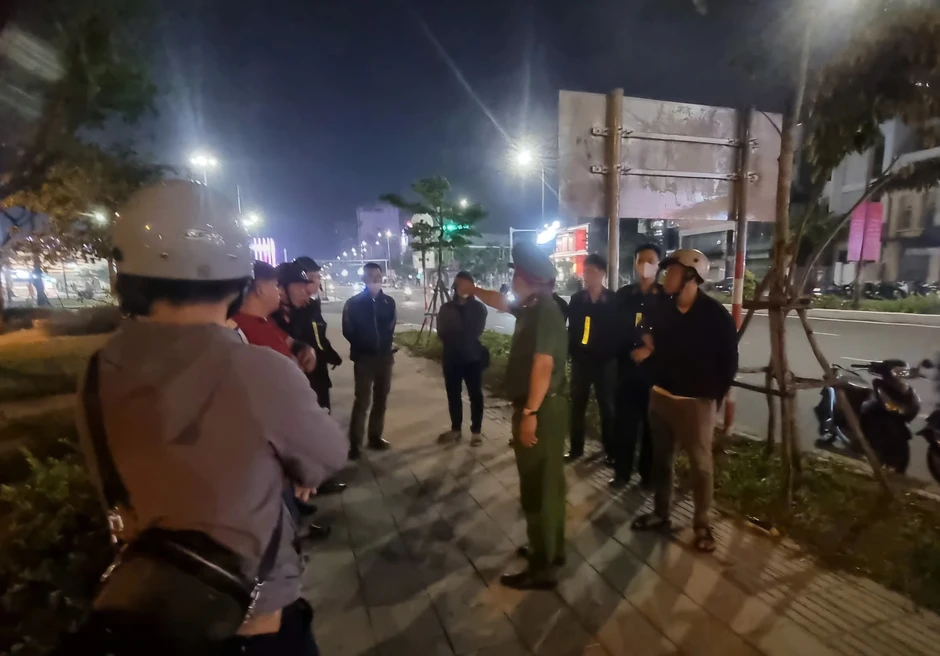 Tuần tra xuyên đêm, Công an Đà Nẵng phát hiện nhiều thanh thiếu niên tụ tập, mang hung khí Tuần tra xuyên đêm, Công an Đà Nẵng phát hiện nhiều thanh thiếu niên tụ tập, mang hung khí