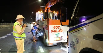 Tuần tra xuyên đêm trên cao tốc