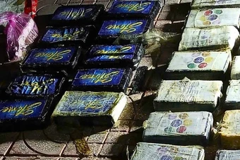 Túi nghi ma túy nặng 24 kg trôi dạt vào biển Kê Gà
