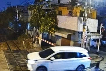 Tước bằng lái tài xế ô tô lao qua đường sắt khi barie đang hạ ở TPHCM Tước bằng lái tài xế ô tô lao qua đường sắt khi barie đang hạ ở TPHCM