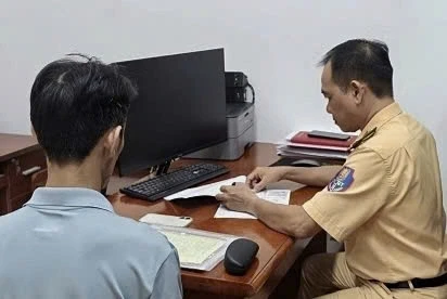 Tước bằng lái tài xế ô tô lao qua đường sắt khi barie đang hạ ở TPHCM Tước bằng lái tài xế ô tô lao qua đường sắt khi barie đang hạ ở TPHCM