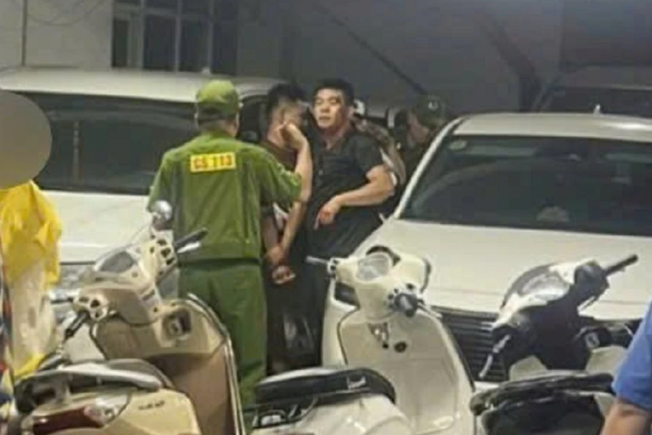Tước hung khí người đàn ông cầm dao phay đe dọa người đi đường ở Hà Nội Tước hung khí người đàn ông cầm dao phay đe dọa người đi đường ở Hà Nội