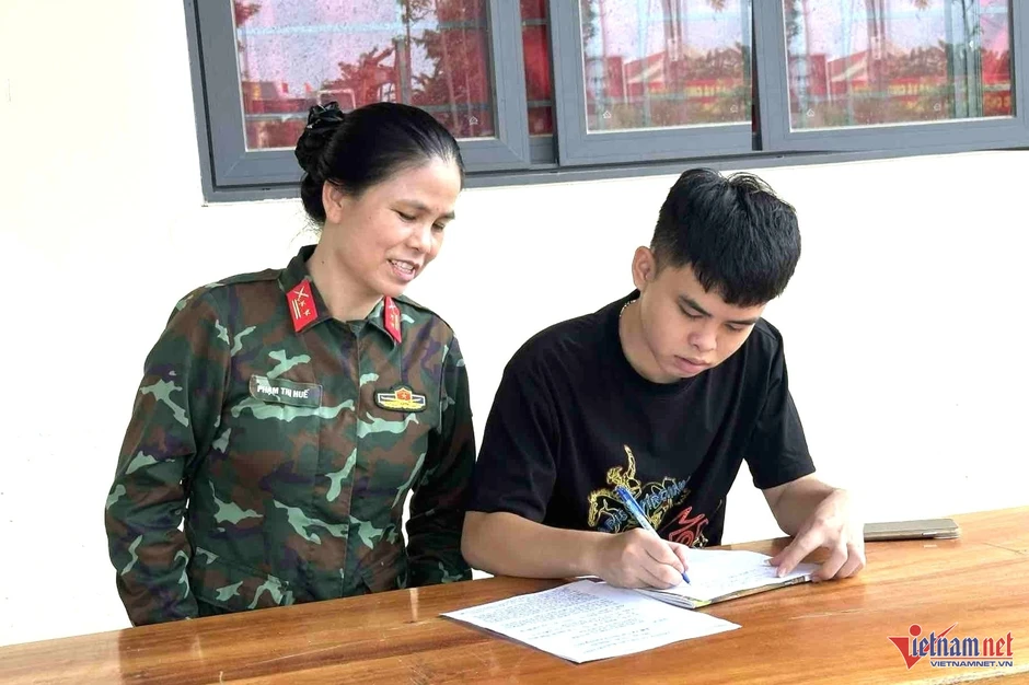 Tuổi trẻ vùng biên ở Đắk Lắk đồng loạt tình nguyện nhập ngũ Tuổi trẻ vùng biên ở Đắk Lắk đồng loạt tình nguyện nhập ngũ