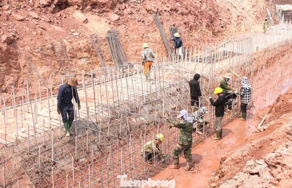 'Tường chắn sóng' 370 tỷ ở Nghệ An đang thi công ra sao?