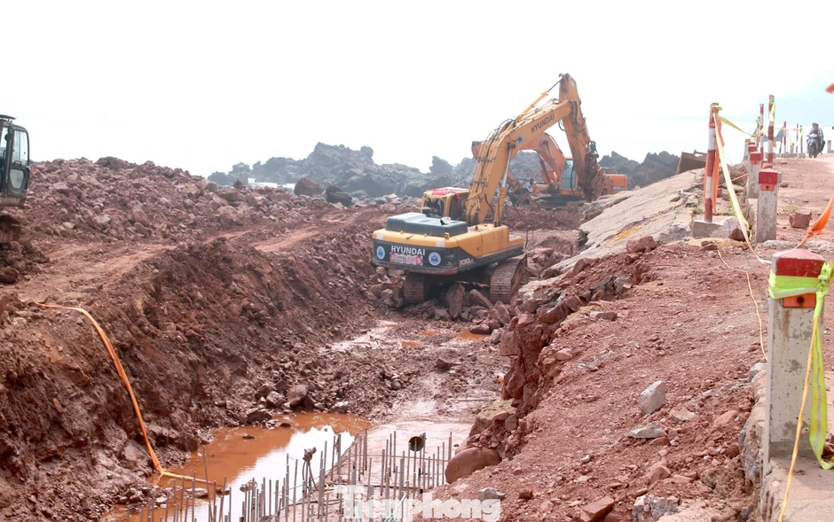 'Tường chắn sóng' 370 tỷ ở Nghệ An đang thi công ra sao?
