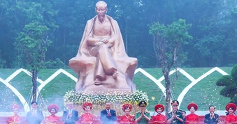 Tượng đài “Bác Hồ với ngày hội non sông” là tình cảm sâu nặng của nhân dân