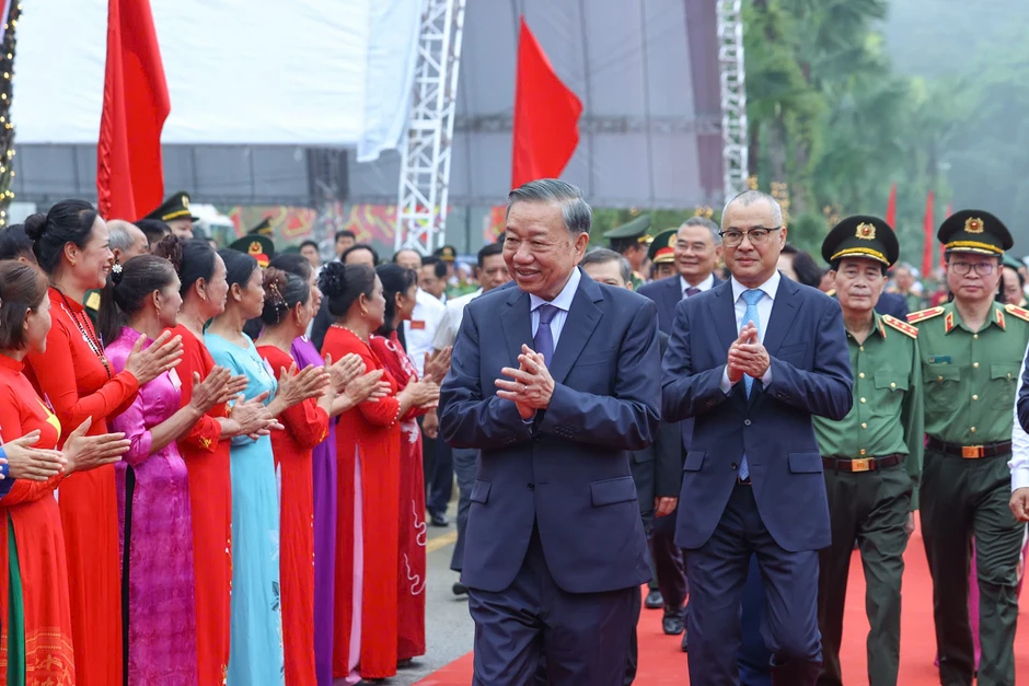 Tượng đài “Bác Hồ với ngày hội non sông” là tình cảm sâu nặng của nhân dân Tượng đài “Bác Hồ với ngày hội non sông” là tình cảm sâu nặng của nhân dân