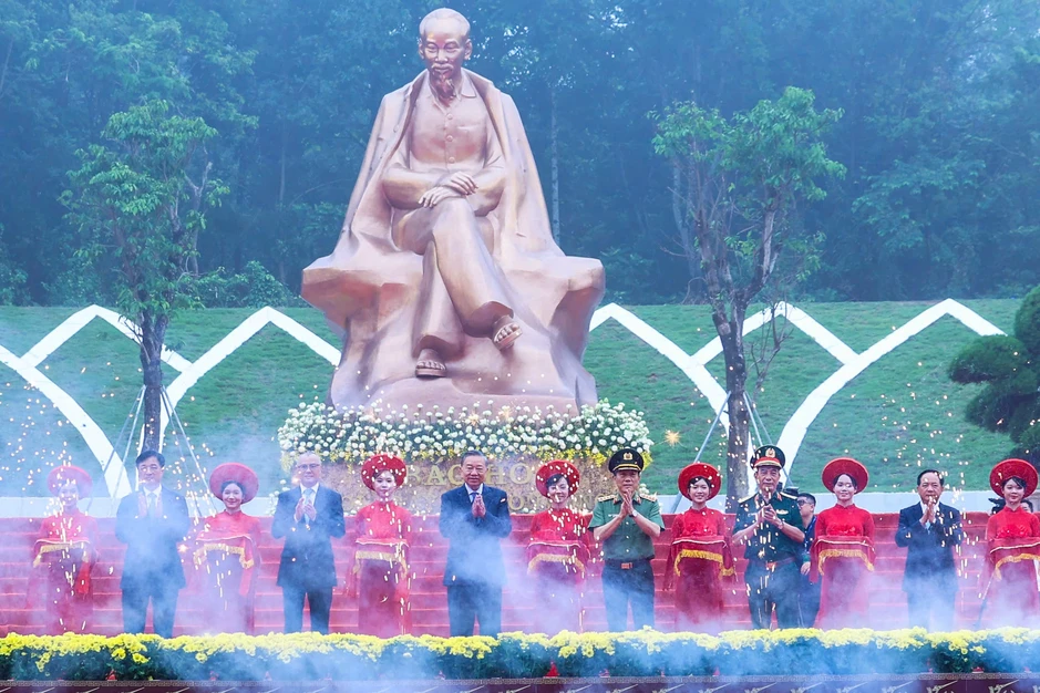 Tượng đài “Bác Hồ với ngày hội non sông” là tình cảm sâu nặng của nhân dân Tượng đài “Bác Hồ với ngày hội non sông” là tình cảm sâu nặng của nhân dân