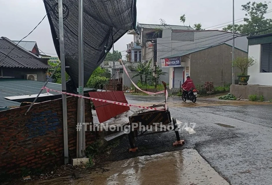 Tường nhà đổ ập vào nơi 3 bố con đang nằm ngủ Tường nhà đổ ập vào nơi 3 bố con đang nằm ngủ