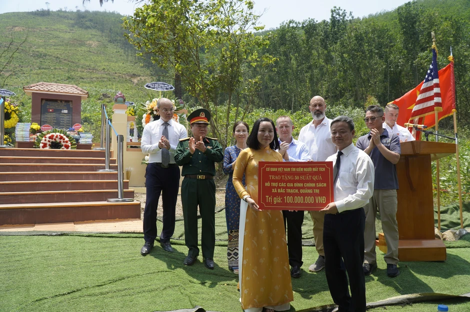 Tưởng niệm 25 năm vụ tai nạn trực thăng làm 16 người hy sinh tại Quảng Trị Tưởng niệm 25 năm vụ tai nạn trực thăng làm 16 người hy sinh tại Quảng Trị