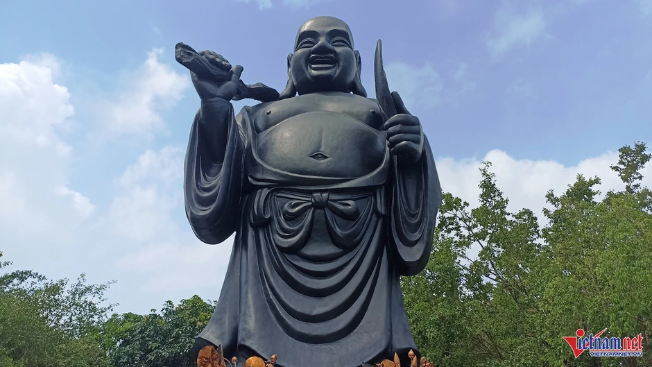 Tượng Phật Di Lặc bằng đồng lớn nhất Đông Nam Á ở Ninh Bình
