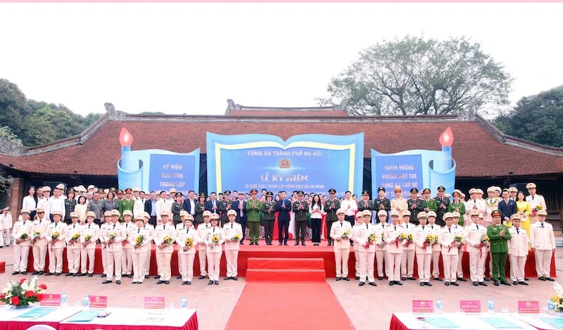 Tuyên dương 10 gương mặt trẻ Công an Thủ đô xuất sắc tiêu biểu năm 2025 Tuyên dương 10 gương mặt trẻ Công an Thủ đô xuất sắc tiêu biểu năm 2025