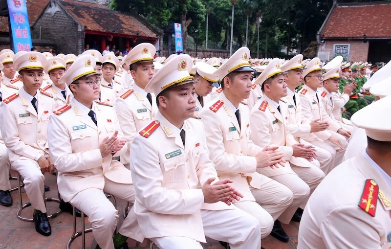 Tuyên dương 10 gương mặt trẻ Công an Thủ đô xuất sắc tiêu biểu năm 2025 Tuyên dương 10 gương mặt trẻ Công an Thủ đô xuất sắc tiêu biểu năm 2025