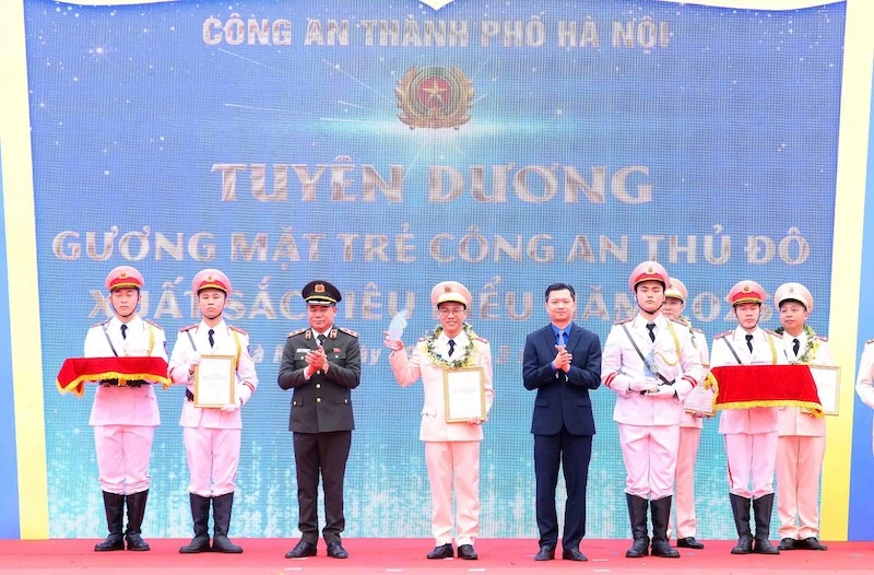 Tuyên dương 10 gương mặt trẻ Công an Thủ đô xuất sắc tiêu biểu năm 2025 Tuyên dương 10 gương mặt trẻ Công an Thủ đô xuất sắc tiêu biểu năm 2025