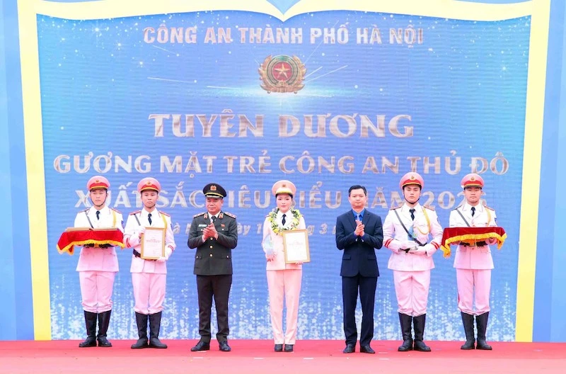 Tuyên dương 10 gương mặt trẻ Công an Thủ đô xuất sắc tiêu biểu năm 2025 Tuyên dương 10 gương mặt trẻ Công an Thủ đô xuất sắc tiêu biểu năm 2025