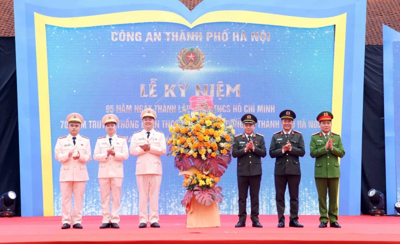 Tuyên dương 10 gương mặt trẻ Công an Thủ đô xuất sắc tiêu biểu năm 2025 Tuyên dương 10 gương mặt trẻ Công an Thủ đô xuất sắc tiêu biểu năm 2025