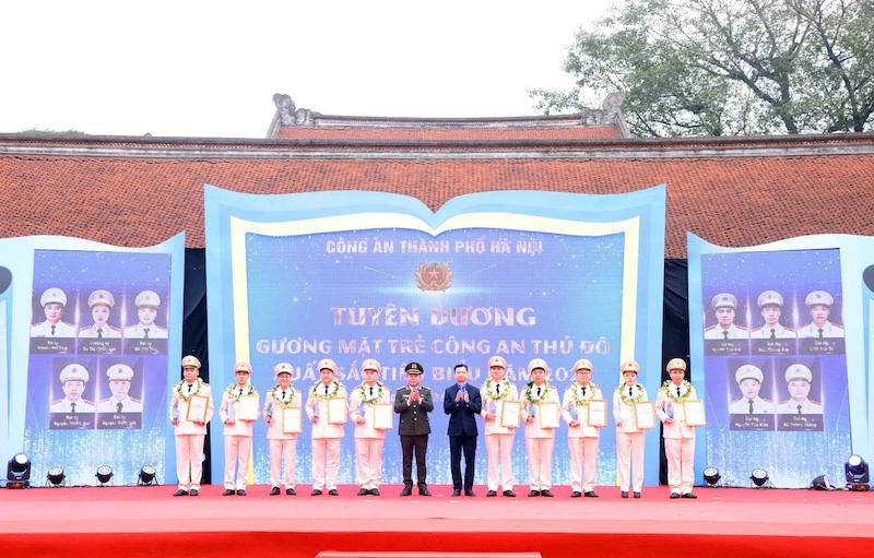 Tuyên dương 10 gương mặt trẻ Công an Thủ đô xuất sắc tiêu biểu năm 2025 Tuyên dương 10 gương mặt trẻ Công an Thủ đô xuất sắc tiêu biểu năm 2025