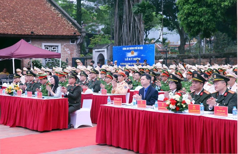 Tuyên dương 10 gương mặt trẻ Công an Thủ đô xuất sắc tiêu biểu năm 2025 Tuyên dương 10 gương mặt trẻ Công an Thủ đô xuất sắc tiêu biểu năm 2025