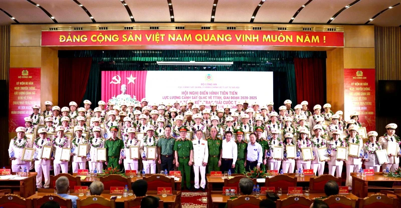 Tuyên dương 80 tập thể, cá nhân tiêu biểu của lực lượng Cảnh sát QLHC về TTXH Tuyên dương 80 tập thể, cá nhân tiêu biểu của lực lượng Cảnh sát QLHC về TTXH
