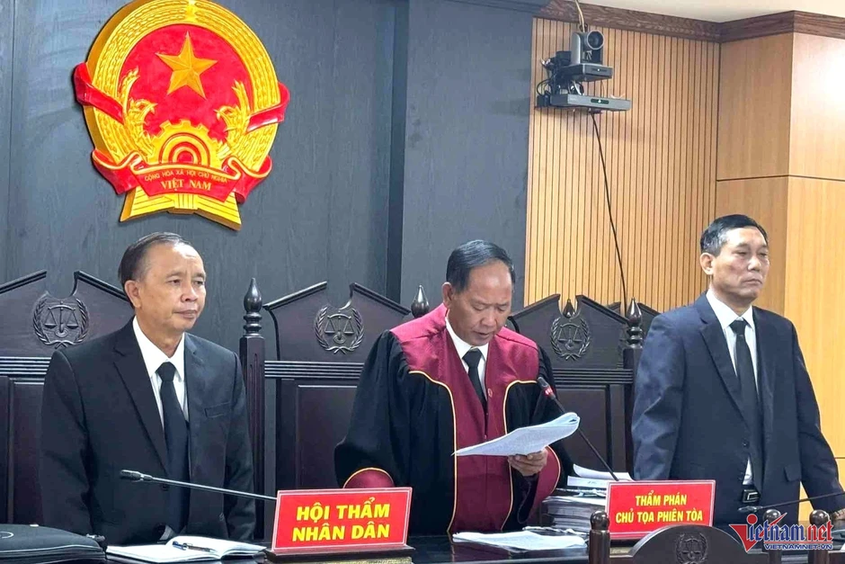 Tuyên phạt Nguyễn Đình Thắng 11 năm tù về tội Khủng bố Tuyên phạt Nguyễn Đình Thắng 11 năm tù về tội Khủng bố