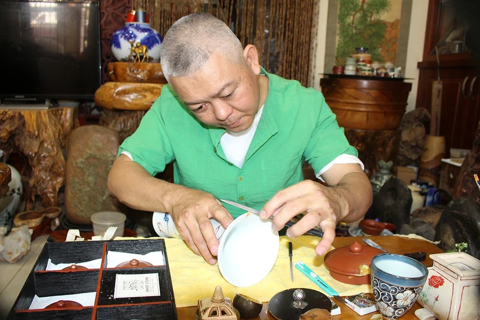 Tuyệt kỹ hàn gắn gốm bằng vàng ròng Tuyệt kỹ hàn gắn gốm bằng vàng ròng