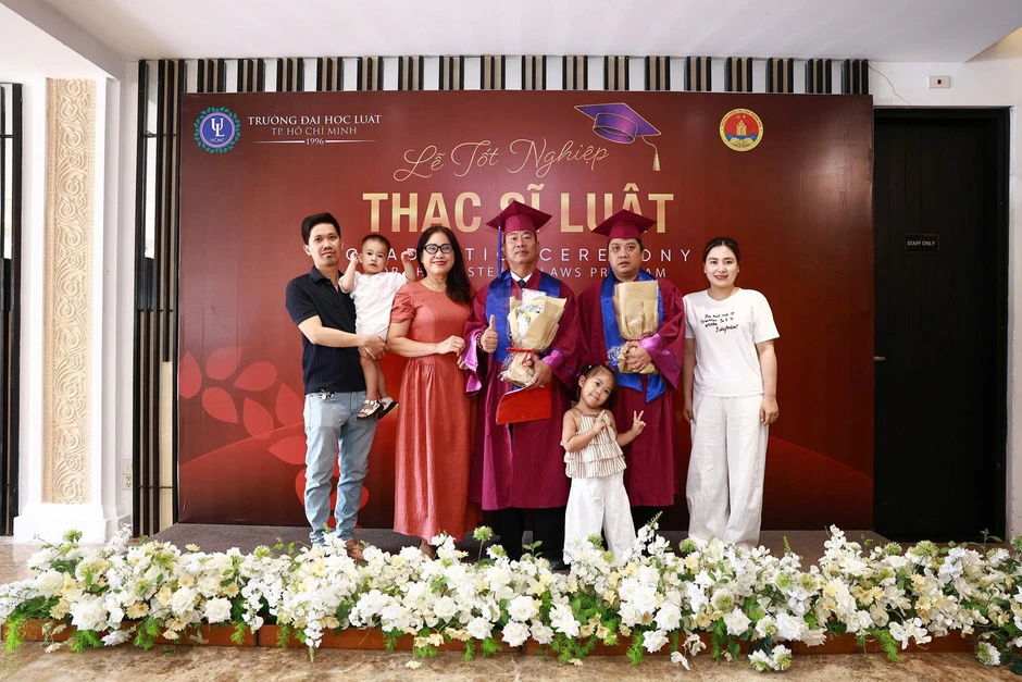 U70 nhận bằng Thạc sĩ Luật U70 nhận bằng Thạc sĩ Luật