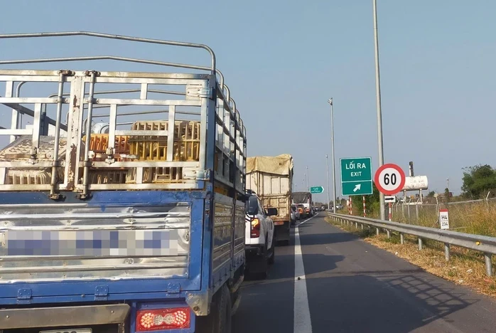 Ùn tắc tại trạm ETC đường cao tốc, Lâm Đồng đề nghị khắc phục ngay Ùn tắc tại trạm ETC đường cao tốc, Lâm Đồng đề nghị khắc phục ngay