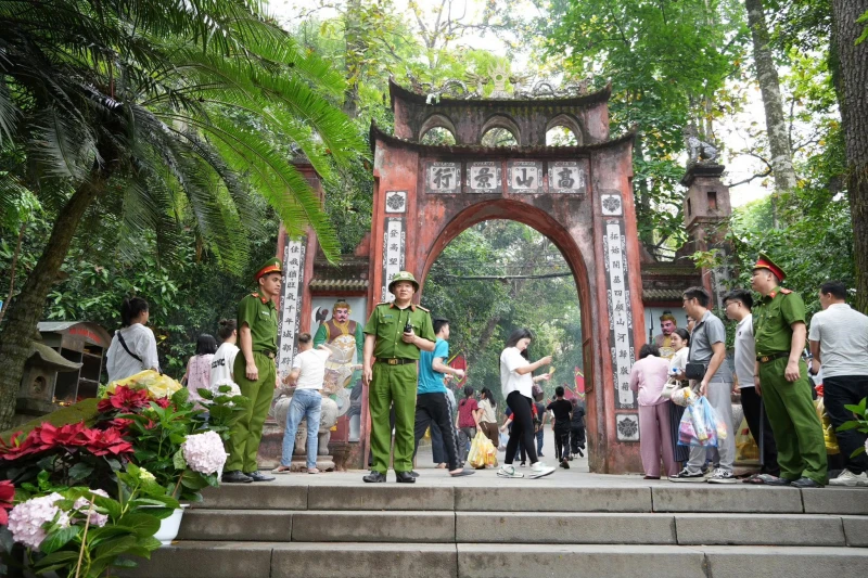 Ứng dụng công nghệ trong công tác đảm bảo an ninh, an toàn Lễ hội Đền Hùng Ứng dụng công nghệ trong công tác đảm bảo an ninh, an toàn Lễ hội Đền Hùng