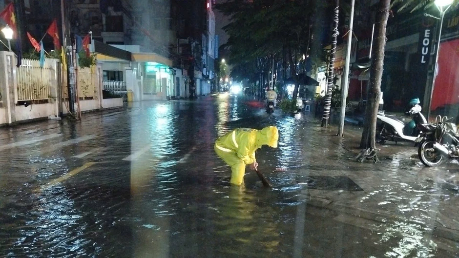 Ứng trực xuyên đêm, tăng cường tiêu thoát nước