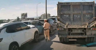 Va chạm liên hoàn 5 ô tô trên đường ở Hà Nội