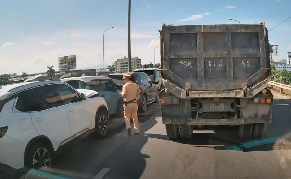 Va chạm liên hoàn 5 ô tô trên đường ở Hà Nội