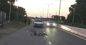 Va chạm ô tô khiến 2 người đi xe đạp tử vong tại TPHCM ngày 4 - 8