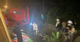 Va chạm với tàu hỏa ở Quảng Ngãi, xe tải đứt lìa, tài xế bị thương