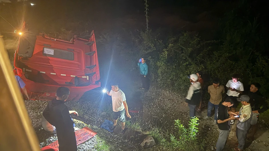 Va chạm với tàu hỏa ở Quảng Ngãi, xe tải đứt lìa, tài xế bị thương Va chạm với tàu hỏa ở Quảng Ngãi, xe tải đứt lìa, tài xế bị thương