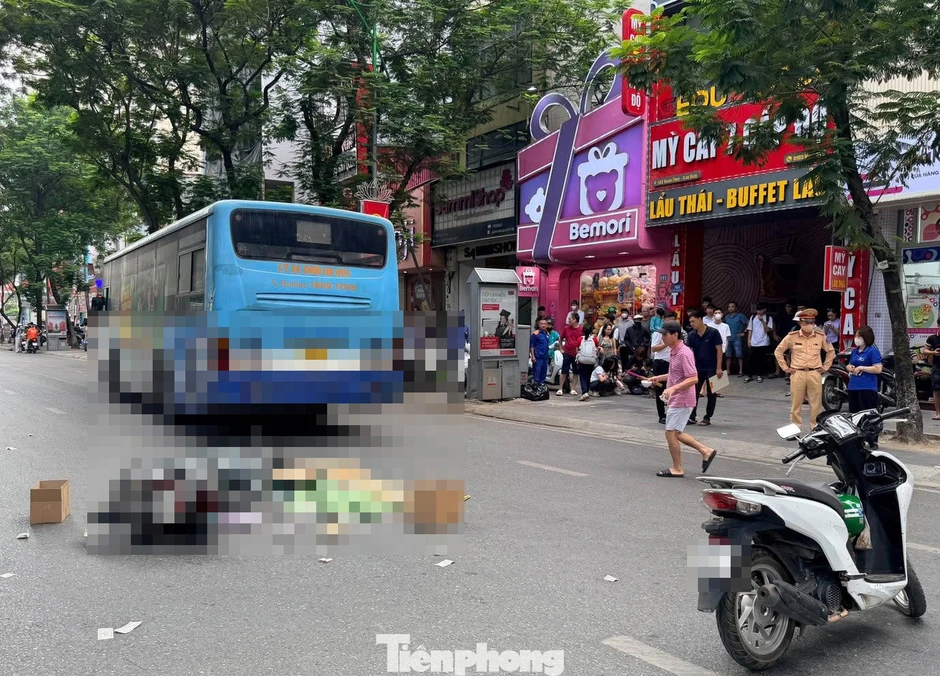 Va chạm xe buýt và xe máy tại Hà Nội khiến cô gái tử vong tại chỗ Va chạm xe buýt và xe máy tại Hà Nội khiến cô gái tử vong tại chỗ