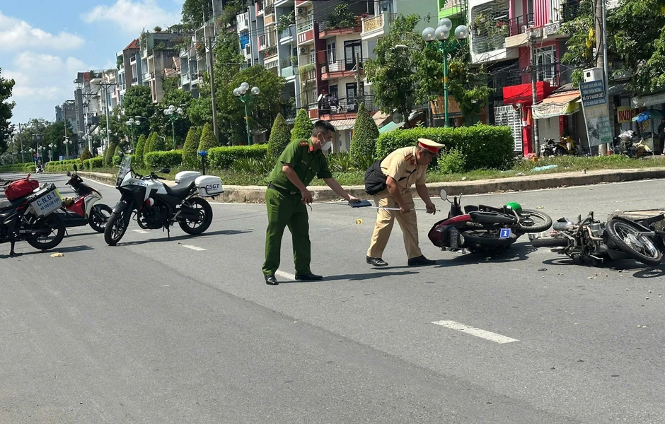 Va chạm xe công nghệ băng qua đường, một người tử vong ở TPHCM Va chạm xe công nghệ băng qua đường, một người tử vong ở TPHCM