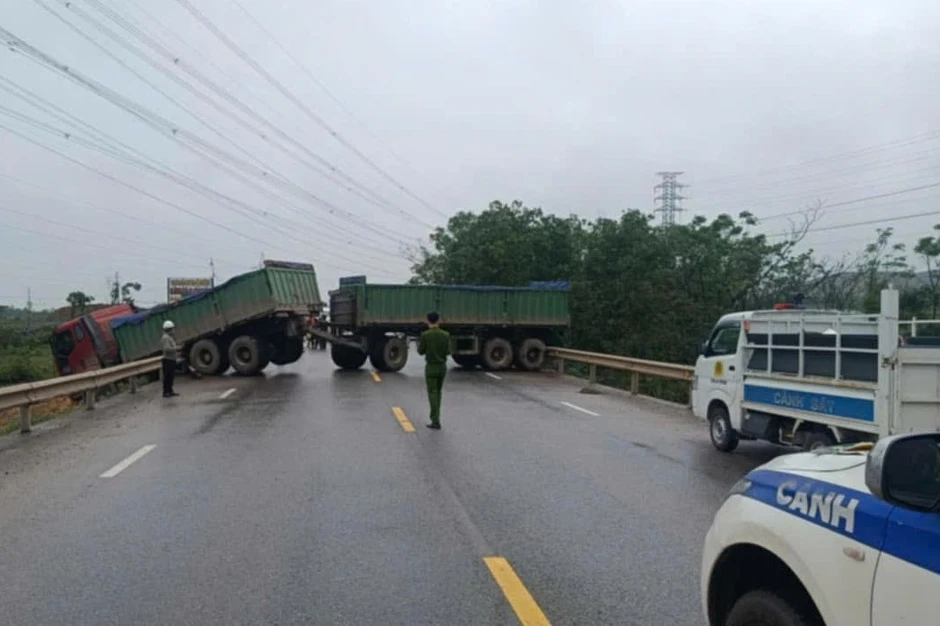 Va chạm xe đầu kéo, 2 người phụ nữ tử vong Va chạm xe đầu kéo, 2 người phụ nữ tử vong