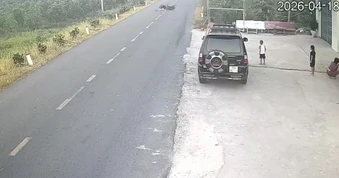 Va phải quả bóng lăn ra đường, người đàn ông đi xe máy thiệt mạng