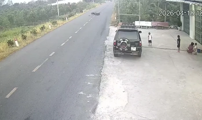 Va phải quả bóng lăn ra đường, người đàn ông đi xe máy thiệt mạng