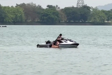 Vận động viên flyboard cùng khách đang "bay" bất ngờ chìm nghỉm dưới nước Vận động viên flyboard cùng khách đang "bay" bất ngờ chìm nghỉm dưới nước