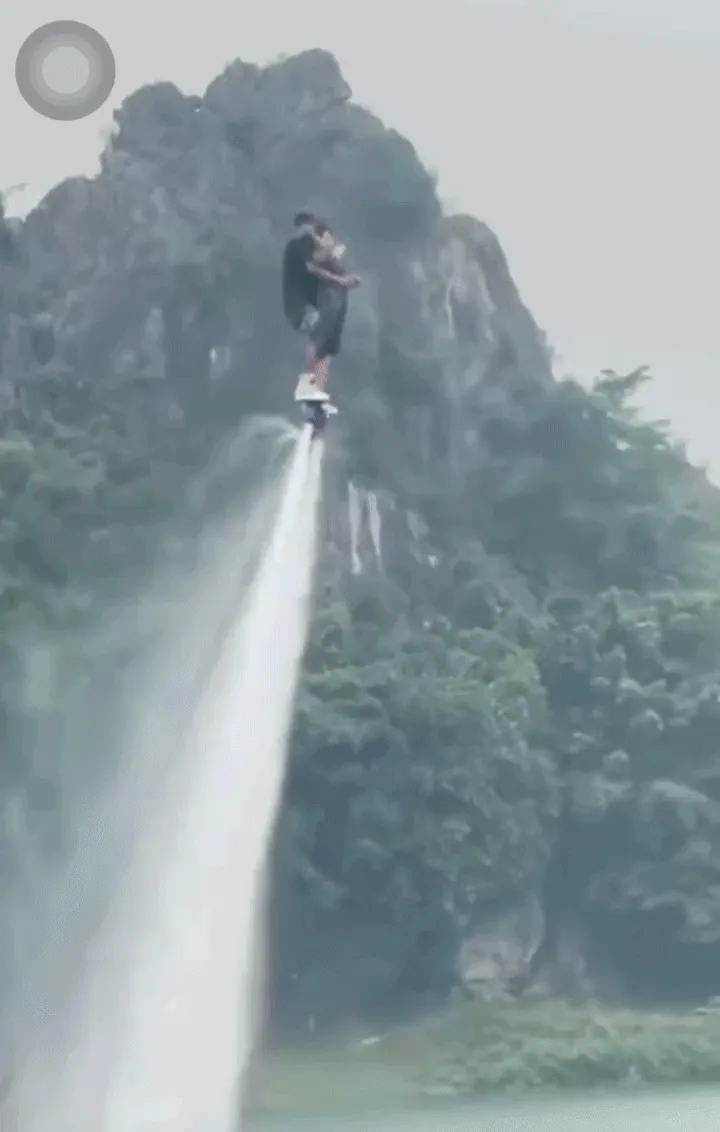 Vận động viên flyboard cùng khách đang "bay" bất ngờ chìm nghỉm dưới nước Vận động viên flyboard cùng khách đang "bay" bất ngờ chìm nghỉm dưới nước