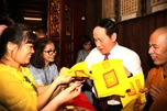 Vạn người xếp hàng chờ nhận ấn thiêng Đền Kiếp Bạc tại lễ hội mùa Thu 2026